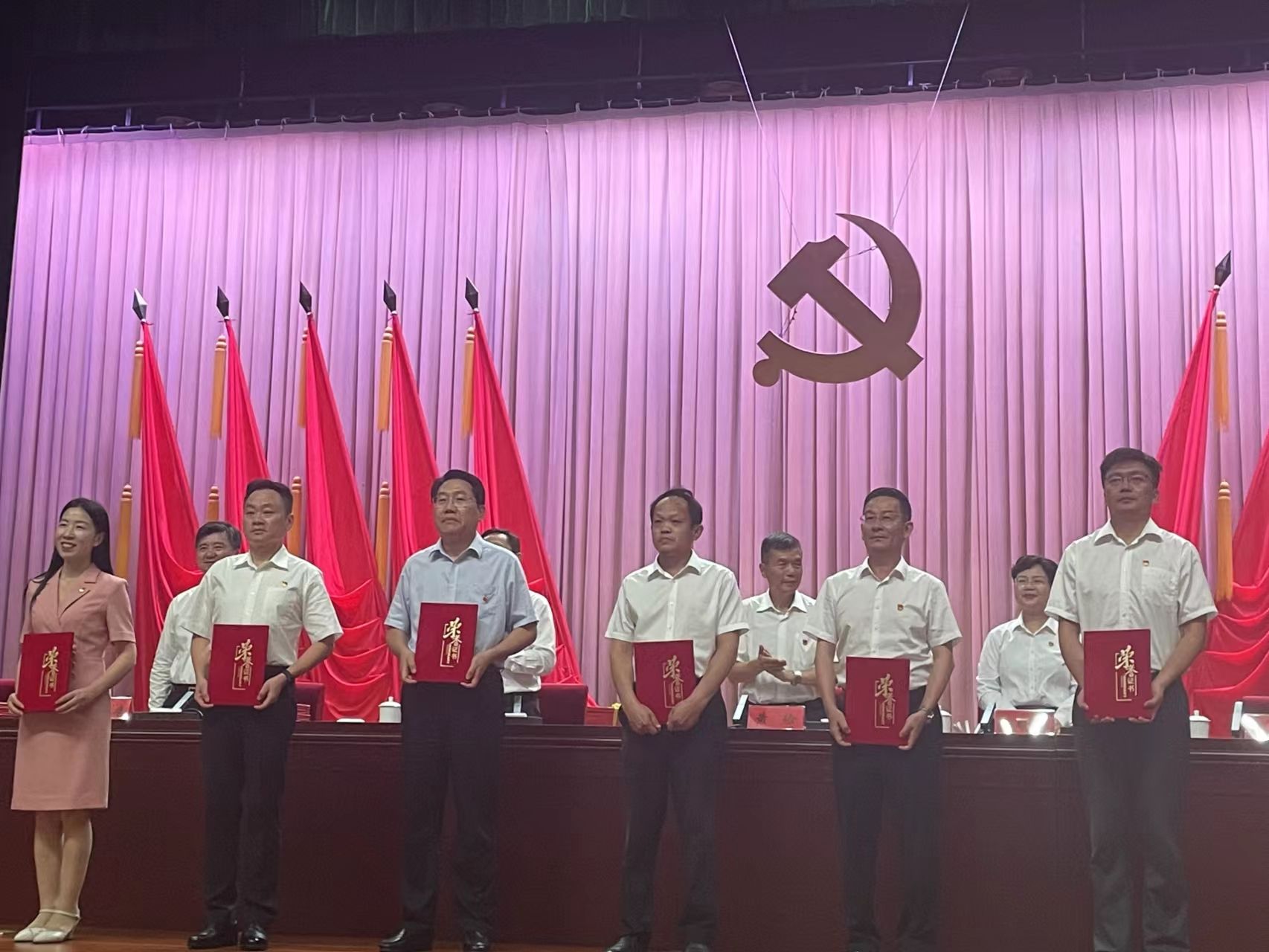 王银芹教授主笔的决策咨询报告获省委领导批示